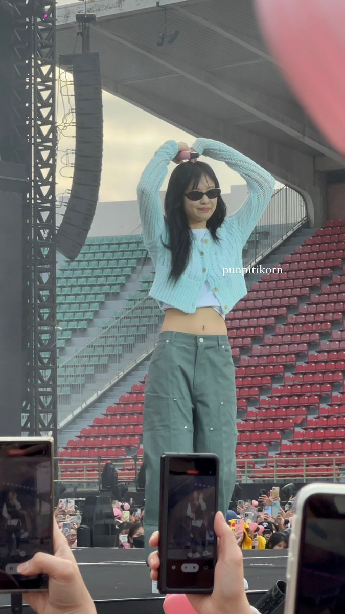 punpitikorn's tweet photo. พิเจนยืนหนึ่งตัวตึงความจ๊าบอะ สุดเท่ 

#BORNPINKinBANGKOK
#BLACKPINK 
#JENNIE https://t.co/vDffdLiBj6