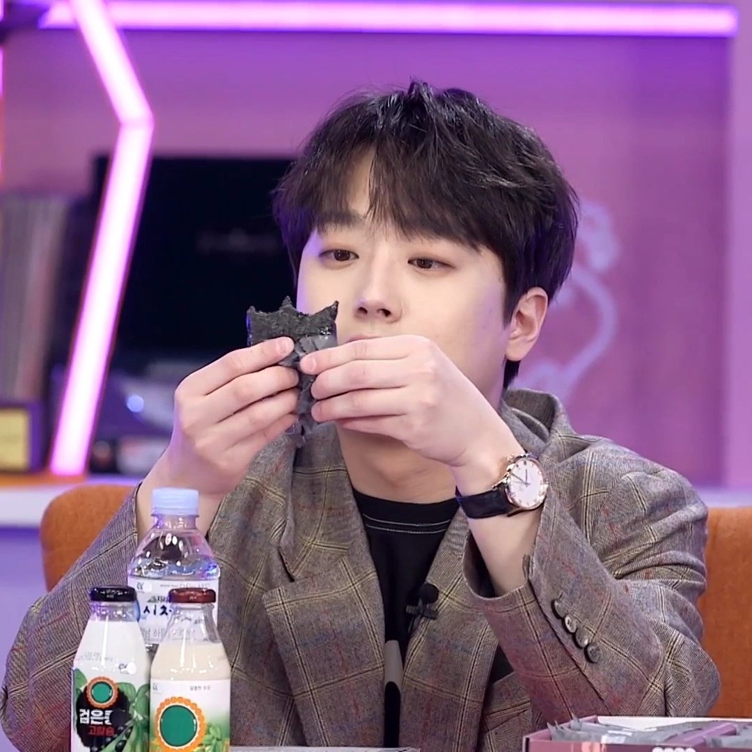 Cute_Chanwon's tweet photo. 한 입                            두 입
         냠                                 냠 https://t.co/wRXVKLaezl