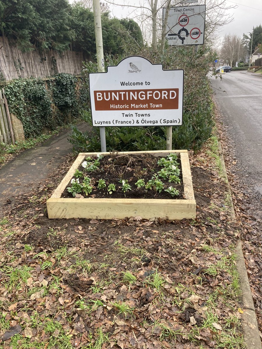 D_Wallace1714's tweet photo. Great to see our town’s raised beds maintained and renewed as and when required courtesy of our Civic Society.
⁦@BuntingfordTC⁩ ⁦@EastHerts⁩ ⁦@Herts_Highways⁩ 
#littlethingsmakeadifference https://t.co/O9cdp7yhSy