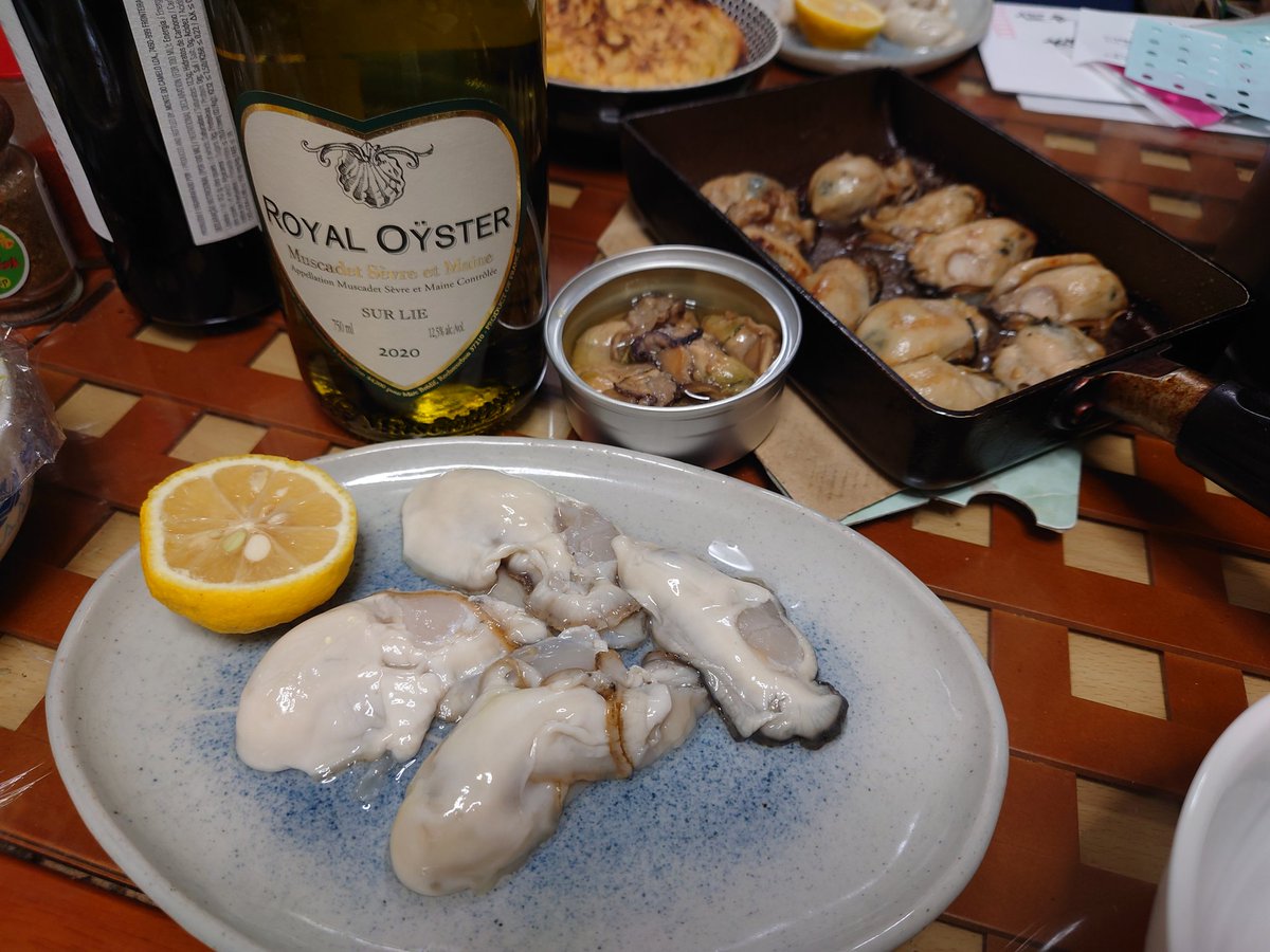 ta_ki_no's tweet image. 不動前の #nipote さんで仕入れた Royal Oyster という酒にあわせるために、生牡蠣、牡蠣バター焼き、缶つまの牡蠣を用意