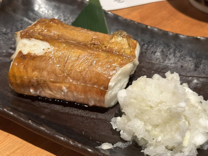 ヤガラの炉端焼き!
グロテスクな外見なのに、真っ白な身の魚。こんな見た目なのに、驚くほど上品な味生梅醤油で食べるのです。 