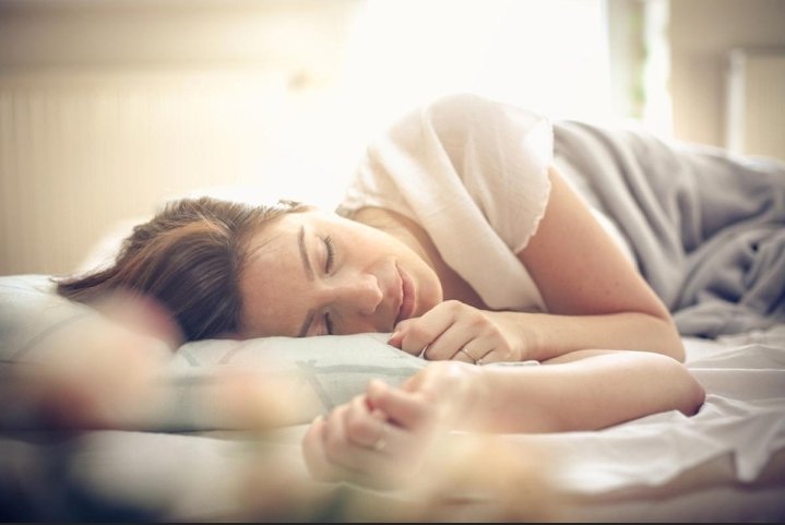MarceloC61's tweet photo. @aldanalisis @LiterPo_ #PoetiReto
#Concentrum
Inquieta, ansiosa, da vueltas y vueltas en la cama
El insomnio le ha ganado
Ya de madrugada logra conciliar el sueño
Y sueña
Sueña que el dia que llegará y sus flores, su sol
Ya no habrá tormentas, ni días nublados
Sonreirá
Sueña con tiempos mejores https://t.co/q1SW1VWGfo