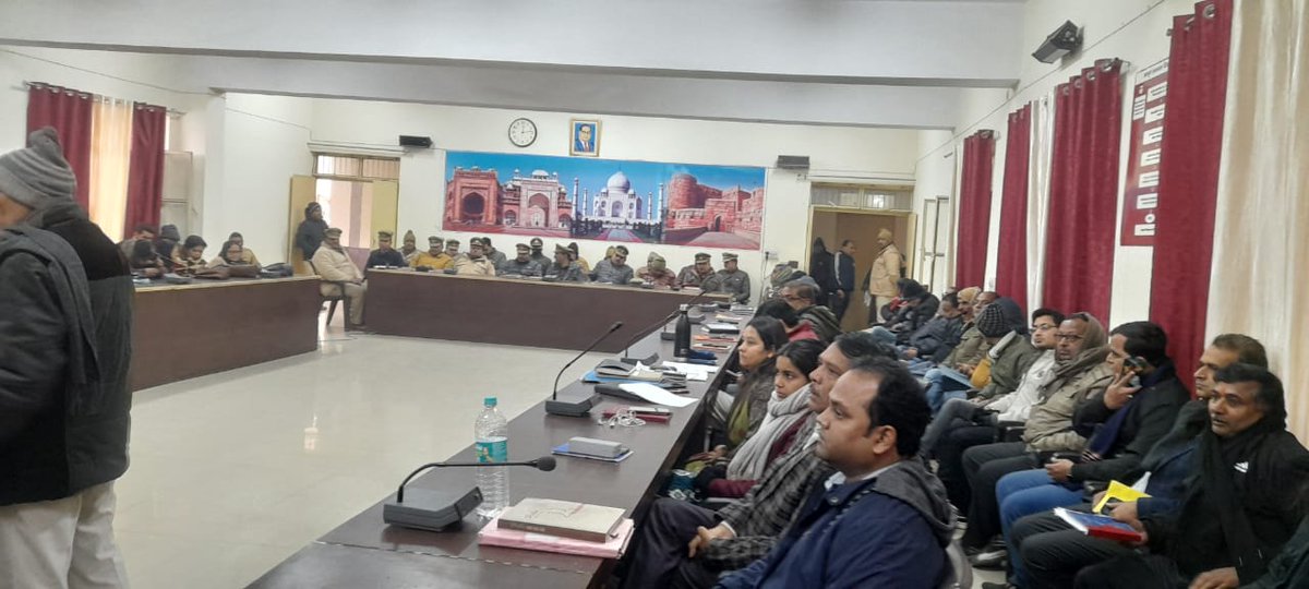 संयुक्त पुलिस आयुक्त/जिलाधिकारी #Agra द्वारा सीडीओ/ज्वाइंट मजिस्ट्रेट/अन्य सम्बन्धित अधिकारियों के साथ तहसील सदर में "सम्पूर्ण दिवस" के अवसर पर जनसमस्याओं को सुना और शीघ्र शिकायतों का गुणवत्तापूर्ण नियमानुसार निस्तारण हेतु निर्देशित किया।