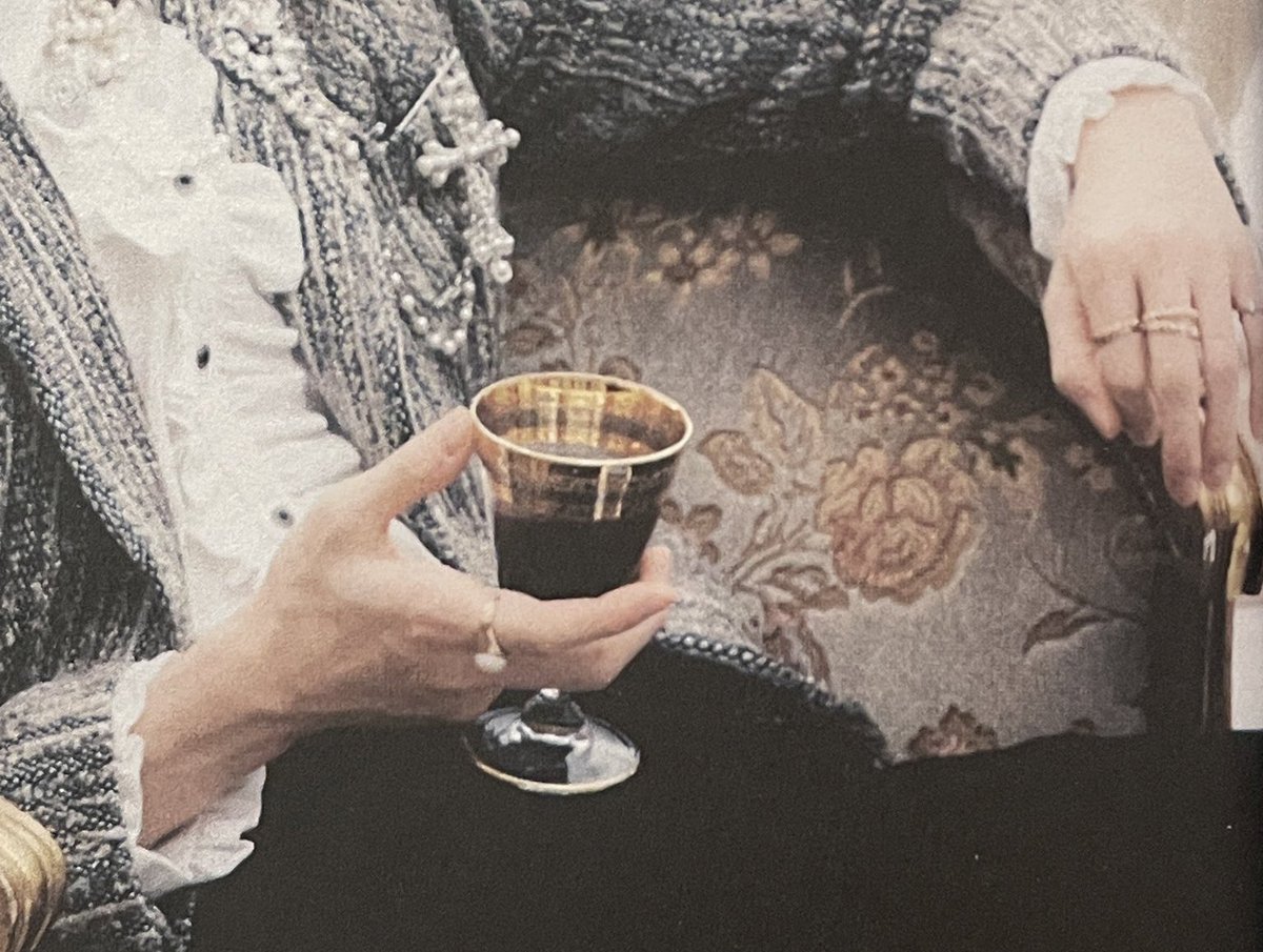 이런 가늘고 예뿐 손가락에 절케 힘줄 빡서잇는손등이… 너무 환장함