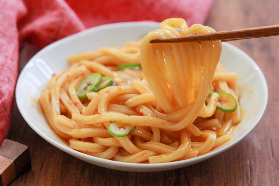 一口目からガツンとくる美味しさ？！電子レンジで作れるお手軽「うどん」レシピ！