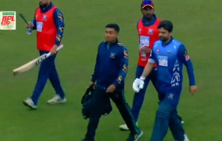 JuttMusawar19's tweet photo. Oh no 😢 Ahmad Shahzad got  injured in BPL during batting
Get well soon champion 😢
Hope it will not be a serious injury inshAllah. 
مشکلیں بھی آئیں گی مصیبتیں بھی آئیں گی تم ضد پہ ڈٹے رہنا 🤛🤜♥️
#BPL 
@iamAhmadshahzad https://t.co/uKqW0Xstew