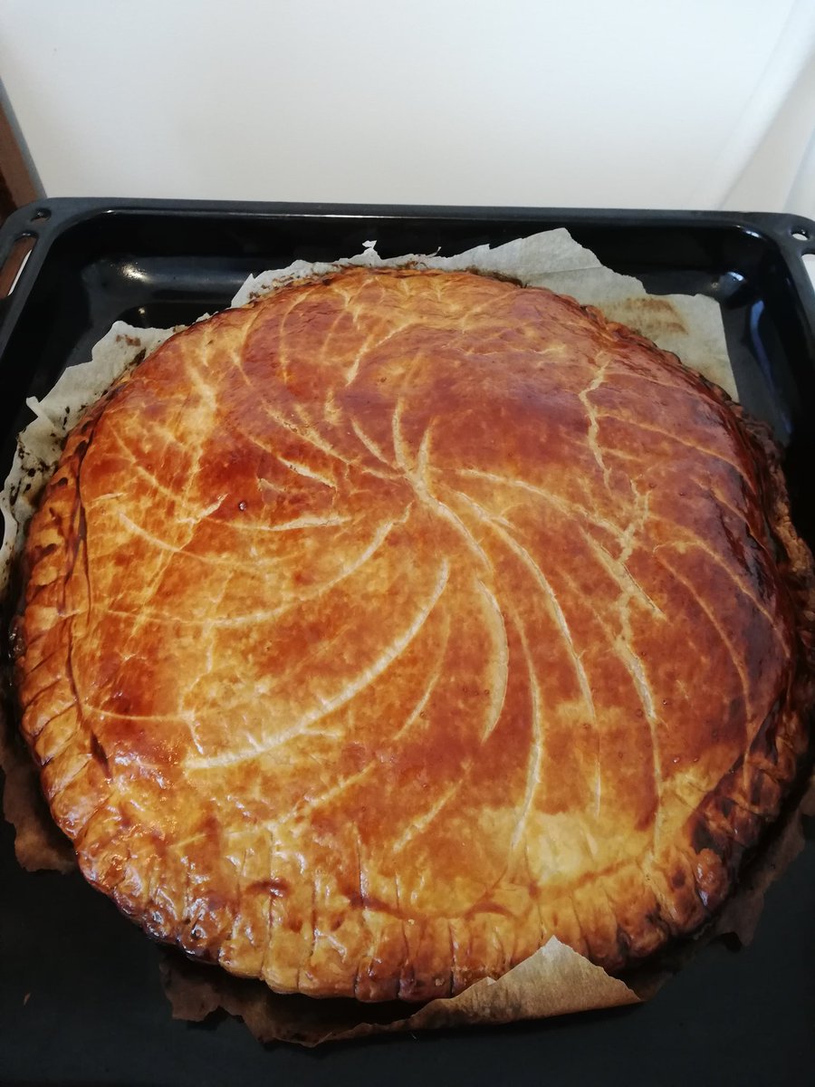 ellessors's tweet image. Galette des rois frangipane maison humm... 👑👑👑