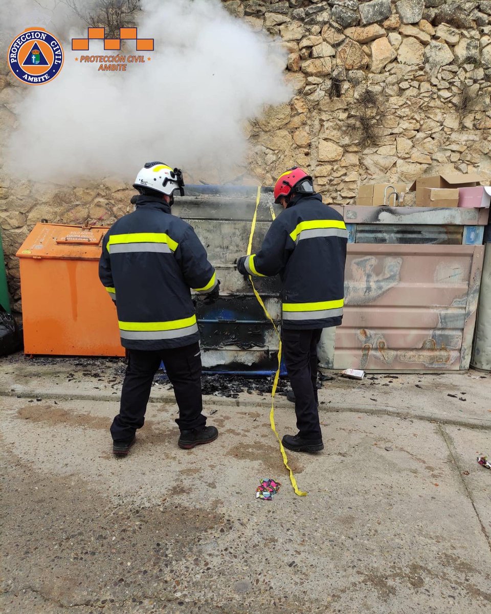PCivilAmbite's tweet photo. En la mañana de hoy a las 9:02 se nos ha dado un aviso por el Alcalde del Ayuntamiento de Ambite, de un contenedor de papel y cartón ardiendo en nuestra localidad.
Nos hemos presentado con el VPI 🚒 para sofocar el incendio del contenedor. https://t.co/52pAn729Kr