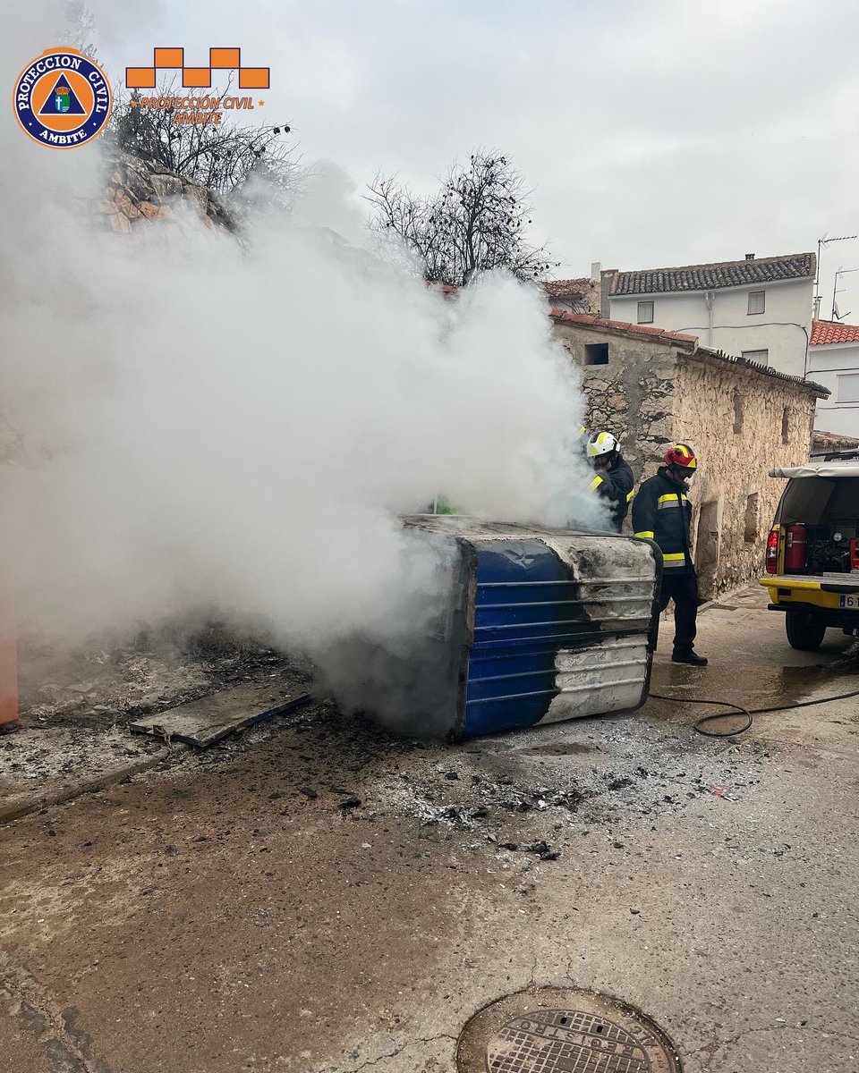 PCivilAmbite's tweet photo. En la mañana de hoy a las 9:02 se nos ha dado un aviso por el Alcalde del Ayuntamiento de Ambite, de un contenedor de papel y cartón ardiendo en nuestra localidad.
Nos hemos presentado con el VPI 🚒 para sofocar el incendio del contenedor. https://t.co/52pAn729Kr