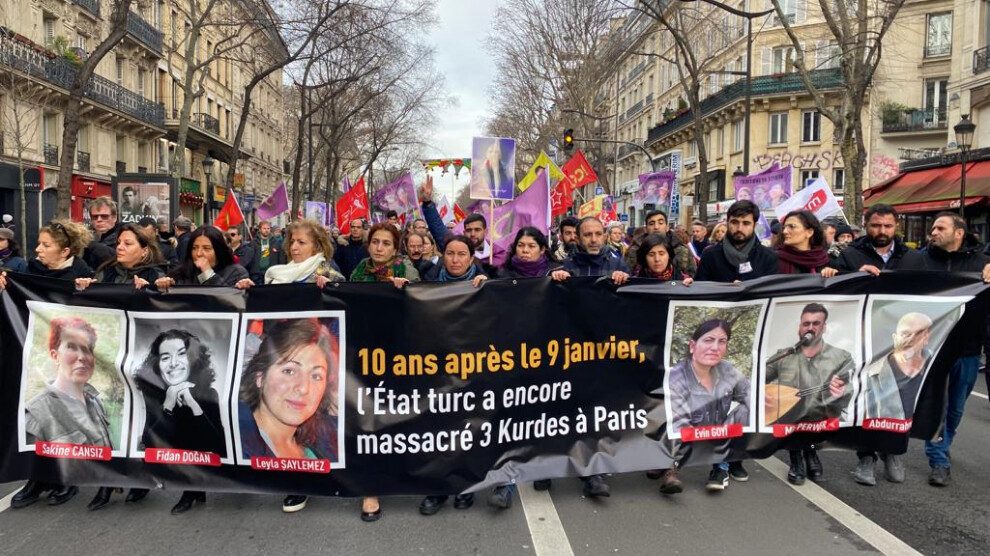 Heute demonstrieren mehrere zehntausend Menschen in Paris. Sie fordern Aufklärung für die Mordanschläge vom 9. Januar 2013 und vom 23. Dezember 2022 gegen kurdische Aktivist:innen. In diesem Thread berichten wir über die Demo und sammeln unsere Eindrücke. 1/X