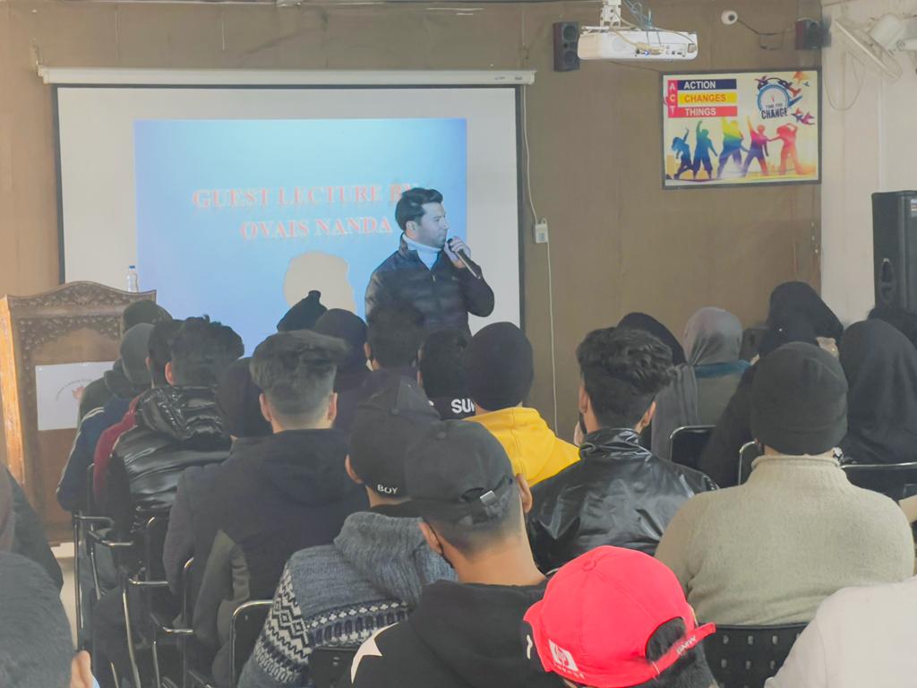 awazebaramulla's tweet photo. A motivational talk on #Kashmir and its people was delivered today by the eminent educationalist Mr Ovais Nanda at Chinar 9 Jawan Club, #Baramulla. 

The talk was huge moral booster and educative.

@adgpi @ChinarcorpsIA @NorthernComd_IA
#Speakerofthehouse @ajaychandpuria1 https://t.co/3mzzCfQB0y