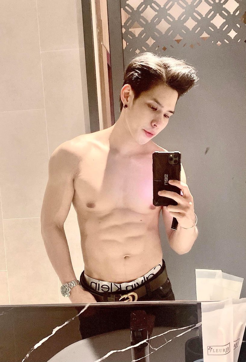 Rachadech145's tweet photo. เห็นกระจกเป็นไม่ได้ เอะอะถอดเสื้อ 💪 เล่นกล้ามมา เล่น 6packมา ไม่ให้โชว์ แล้วจะเล่นไปทำไม วุ!!! 🤣 https://t.co/0ISf2G1enr
