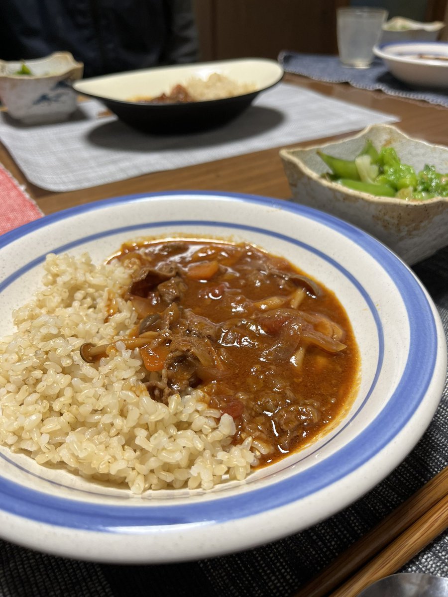 味噌と塩麹が隠し味のハヤシライス！ 無農薬自然農の玄米を発芽玄米にして。 付け合わせのキャベツとスナップエンドウの塩麹と胡麻油とガーリックでテキトーに和えた小鉢がめちゃくちゃおいしい 休肝日が惜しまれる ハヤシライスって名前の由来って何？？