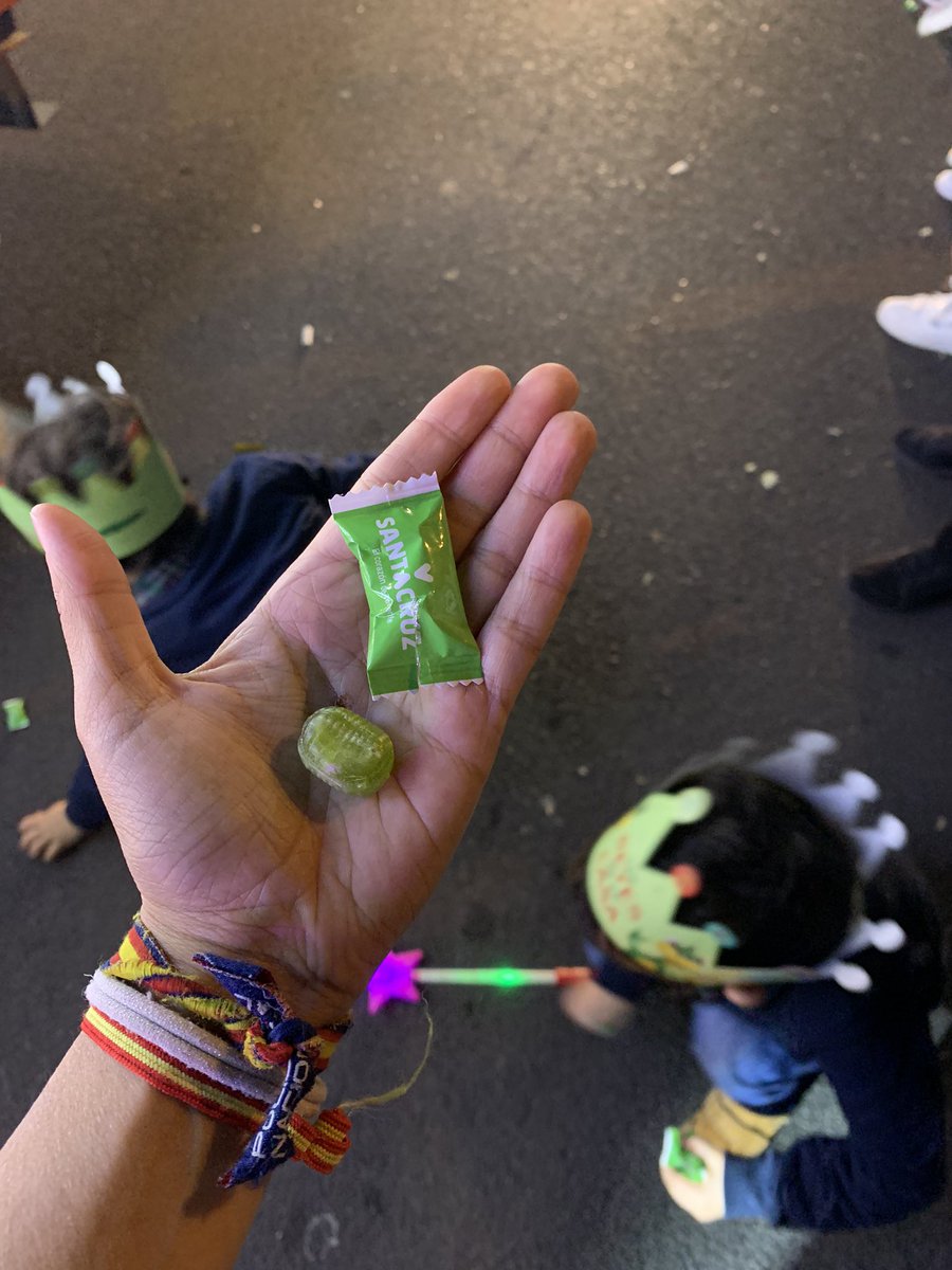 Ari_89_'s tweet photo. Enserio??? @santacruz_ayto @BermudezSCT caramelos duros para menores?? estos caramelos suponen un grave riesgo para los más peques. 
Aspecto a mejorar para la próxima cabalgata. https://t.co/MWZoPzZ0zs