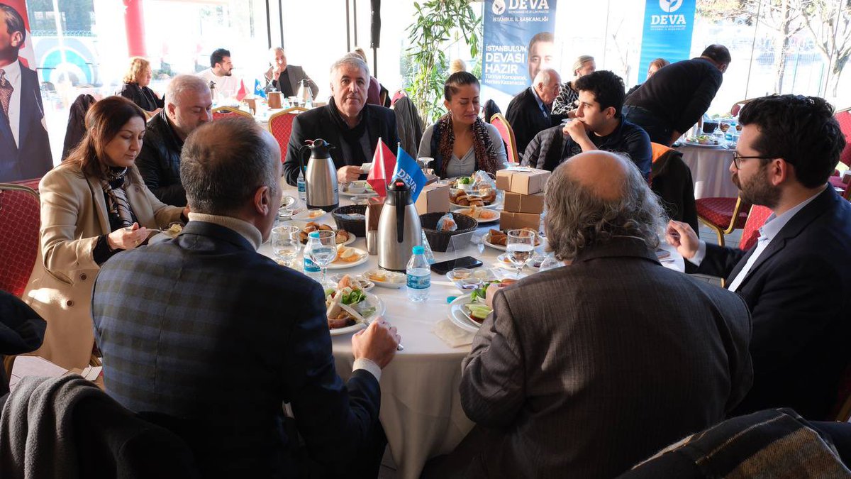 istanbuldadeva's tweet photo. Bugün İstanbul yerel basınının değerli temsilcileri ile #ÇalışanGazetecilerGünü vesilesiyle bir aradaydık. DEVA Partisi’nin çözümlerini anlattık. 

@alibabacan 
@devapartisi https://t.co/7xjzHTNzHB