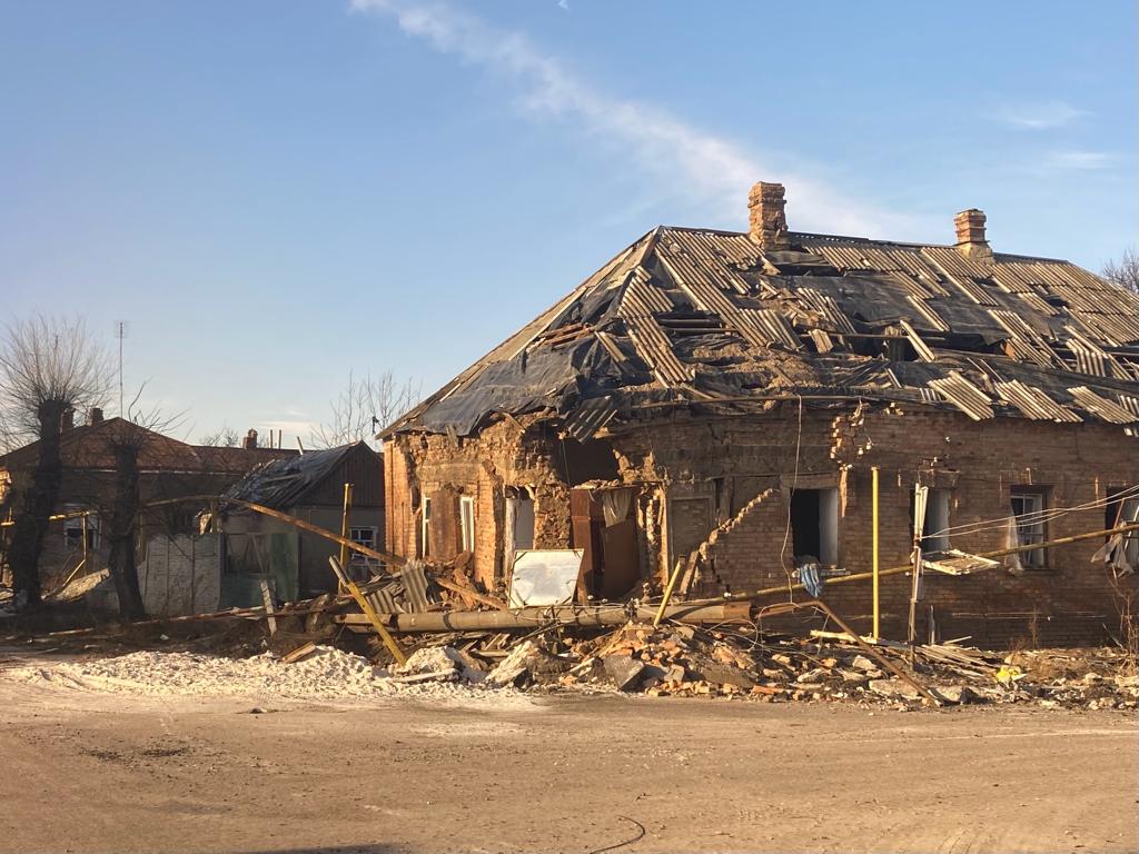 OCHA_Ukraine's tweet photo. Orikhiv in #Zaporizhzhia region is on the frontline and destruction is widespread, leaving the people without heat or electricity. Children and their parents must live in bunkers due to constant shelling. To do more, regular humanitarian access must be provided. https://t.co/rbMpVnMykD
