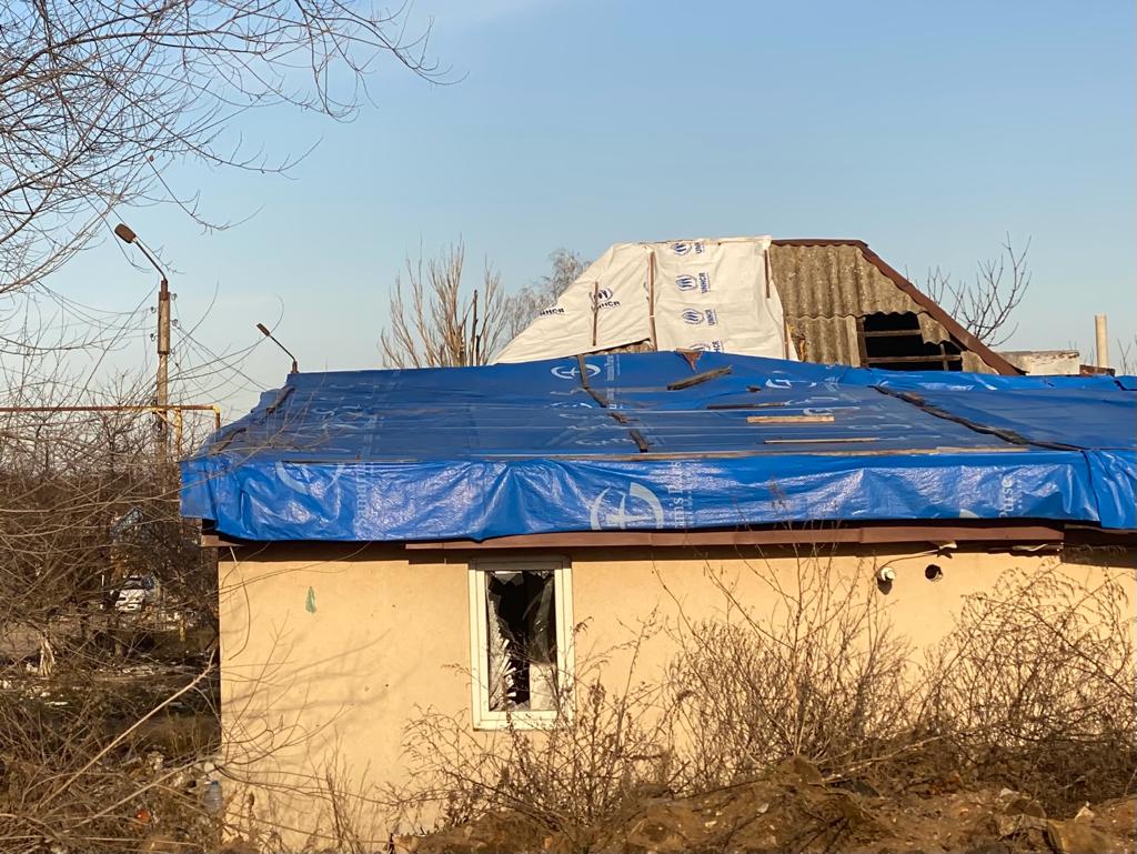 OCHA_Ukraine's tweet photo. Orikhiv in #Zaporizhzhia region is on the frontline and destruction is widespread, leaving the people without heat or electricity. Children and their parents must live in bunkers due to constant shelling. To do more, regular humanitarian access must be provided. https://t.co/rbMpVnMykD