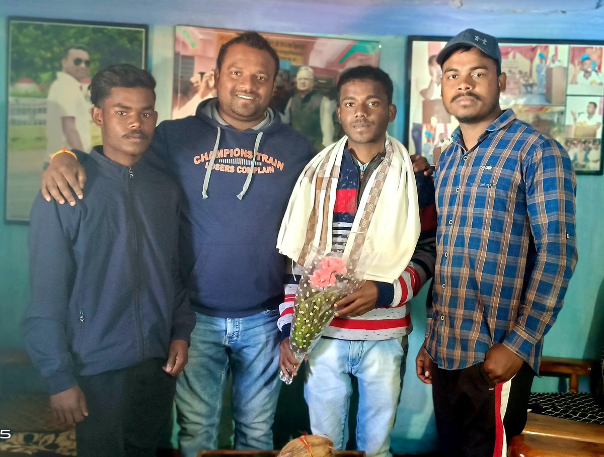 AnchalKishore's tweet photo. छोटे भाई सामिल एक्का S/O श्री हृदय लाल एक्का/ श्रीमती अंजुला जी का चयन कांकेर मेडिकल कॉलेज में एम.बी.बी.एस की पढ़ाई के लिए हु�� है, आज प्रातः ग्राम-फूलपुर निवासी सामिल का अपने गृह्निवास-बिशुनपुर में परिवारजनों के साथ सम्मानित किया। https://t.co/cFZWgg5p9u