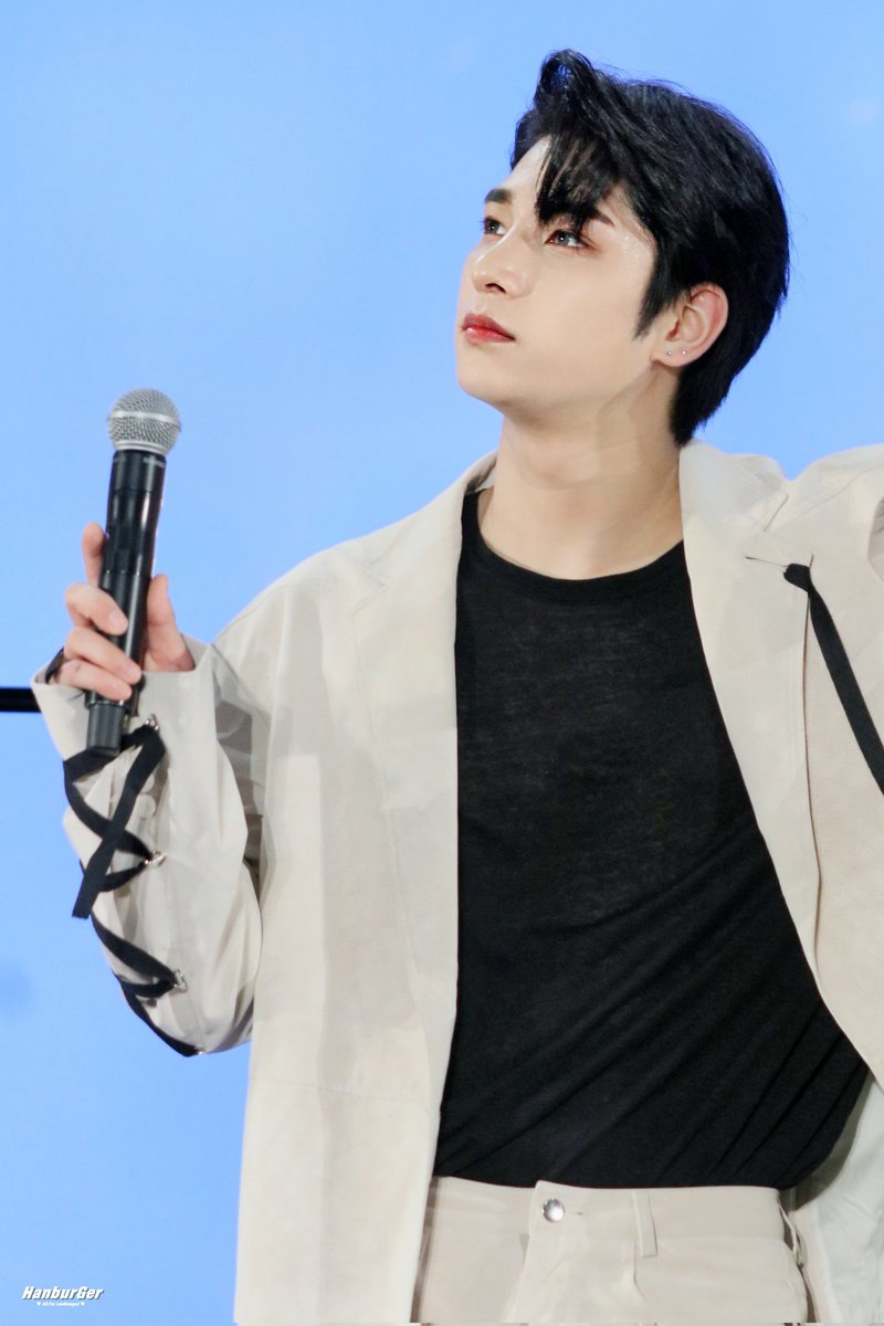hanburger_rr's tweet photo. 221230 ららぽーとTOKYO-BAY 라이브
별빛처럼 빛난다💙🤍이쁘다 ᙏ̤̫
#BAE173 #HANGYUL #한결 https://t.co/FAnbe7i7dI