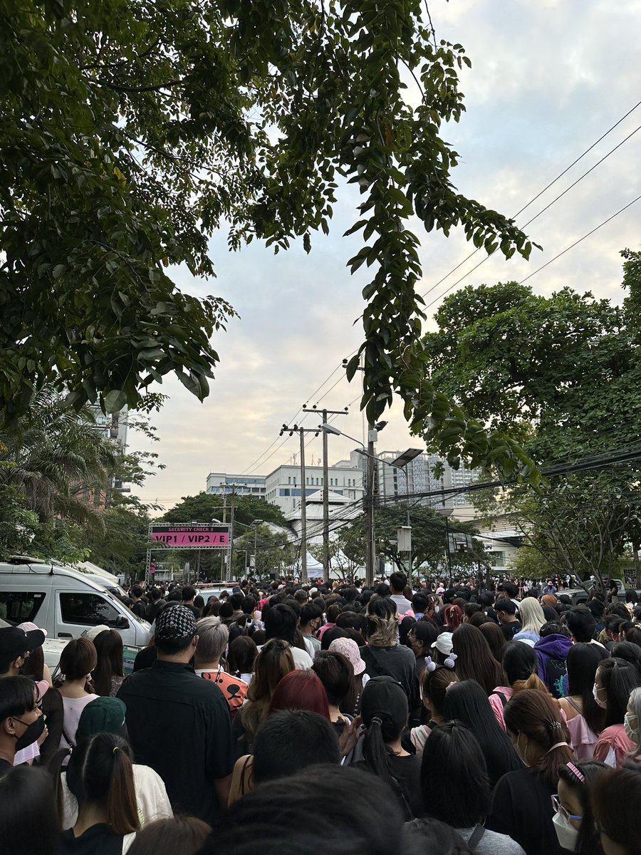 Primavera_2020's tweet photo. มาเชียร์สาวๆ รักเหมือนเดิม 🖤💗 แต่ขอสาปส่งผู้จัดที่ผีที่สุดที่เคยเจอ การจัดการห่วยแตก! ปัง…ปินาศ 
#BORNPINKinBKK #แบนlivenation #bornpink https://t.co/tGQOu5x6pD