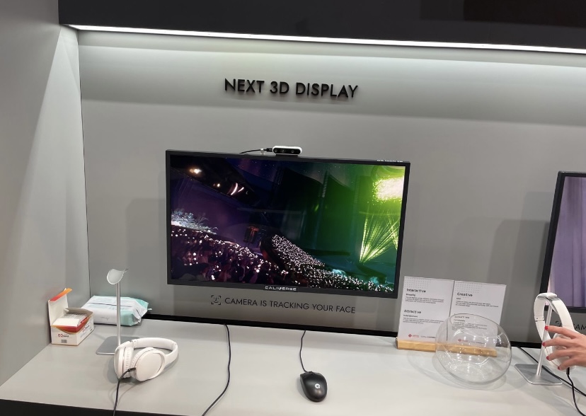 3DIsNotDead's tweet photo. Comme prévu les écrans TV 3D sans lunettes sont préentés au #CES2023 #3DisNotDead @TCL_USA https://t.co/BOEVKBcFUY