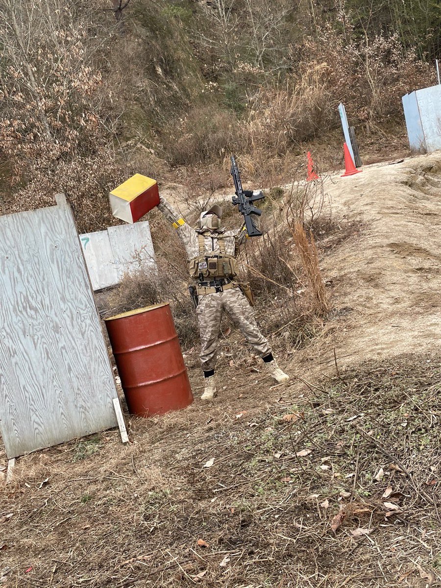 jpga848's tweet photo. 撃ち初めJAMサバお疲れ様でした!
参加された方々ありがとうござました!(´▽`)最後にやった攻防戦で敵城陥落させて貰っちゃいました🔫( ˙-˙ )チャキッ
今日はタンカラー⏳
#INOX
#JAMRUNs
#サバゲー
#撃ち初め https://t.co/W6n1u6UGGx