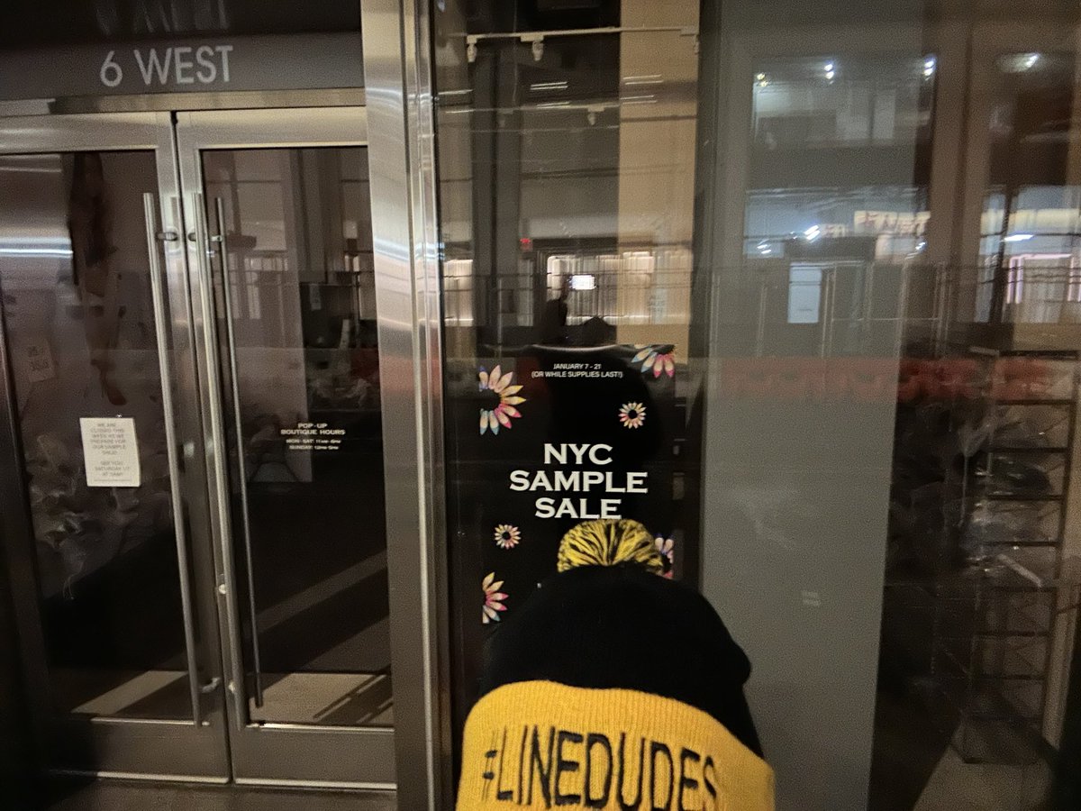sold_inc's tweet image. Feels like 28° Saturday morning and #linedudes is #firstinline for @sjpcollection in #midtownmanhattan. Trust our #linesitters to be on time for any #longline in #nyc! #samplesales #broadwayrushtickets #cancellationtickets #restaurants #bars whatever!!