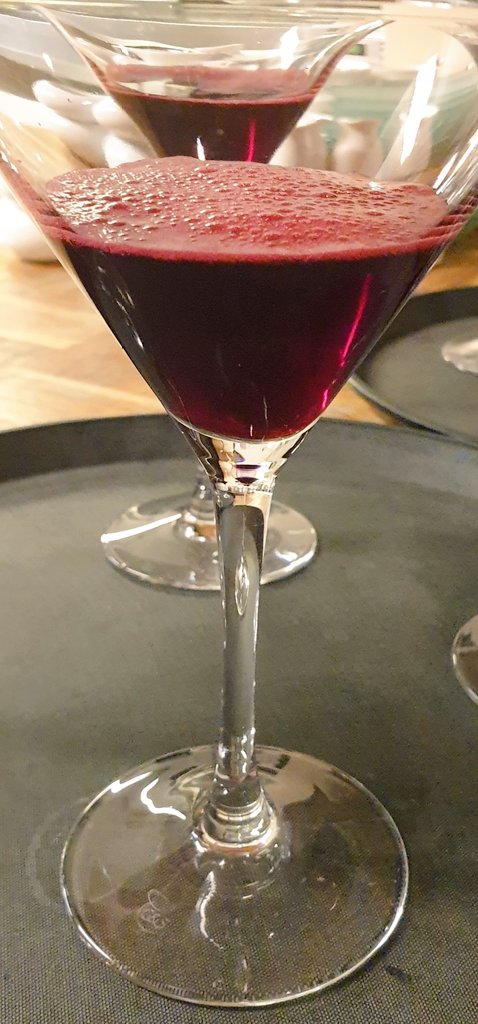 k4vierhouten's tweet photo. Onze #alcoholvrije cocktail gemaakt van sap van druiven uit #Vierhouten en roos van de #bostuin  @Smallekamp https://t.co/lVoIUubSc0