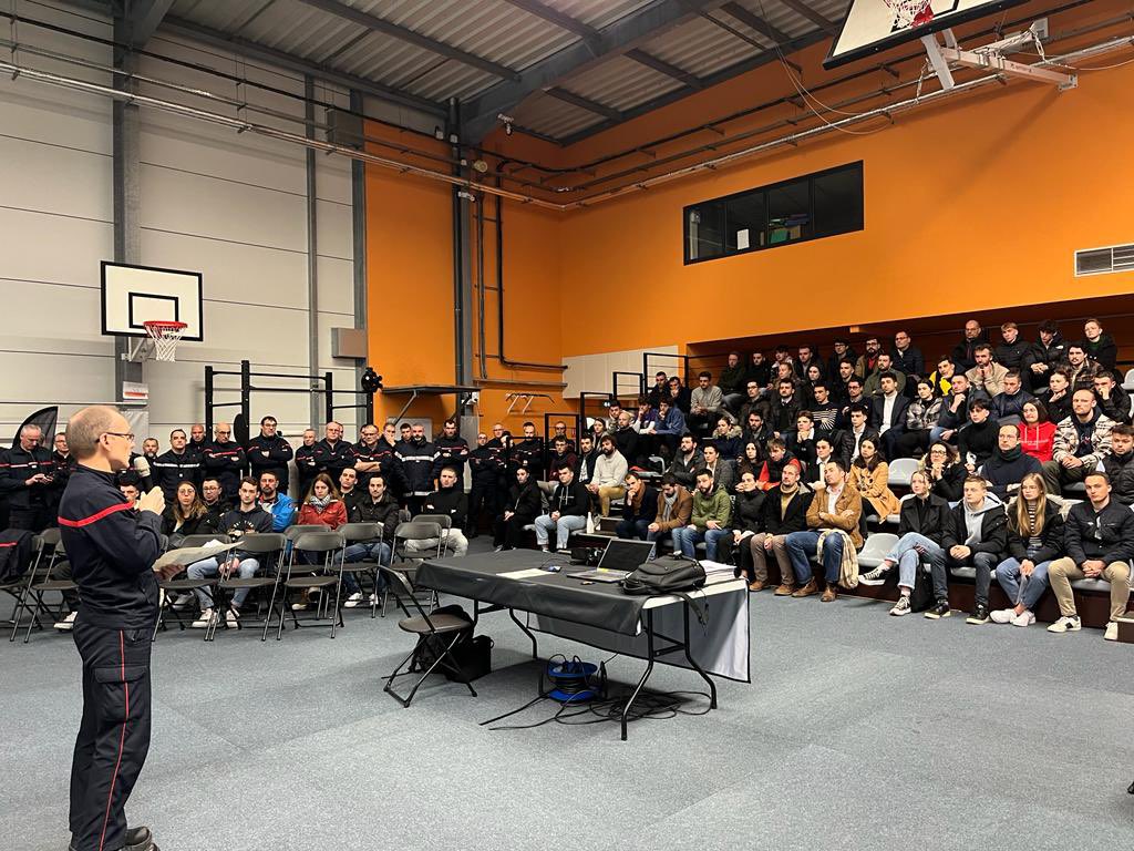 Ce matin, 117 nouveaux sapeurs-pompiers volontaires ont rejoint officiellement les effectifs de 57 centres d’incendie et de secours en Ille-et-Villaine. 👨‍🚒🧑‍🚒👏🚒 Après la lecture de leur charte d’engagement, ils ont reçu leur écusson, symbole de leur intégration à la corporation.