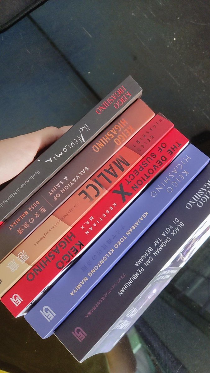 verooogabriel's tweet photo. Yeay! Lengkap juga koleksi Keigo versi Indo. Ditunggu judul barunya tahun ini 💋
#KeigoHigashino #NovelCollection https://t.co/tg4tn4GcQO