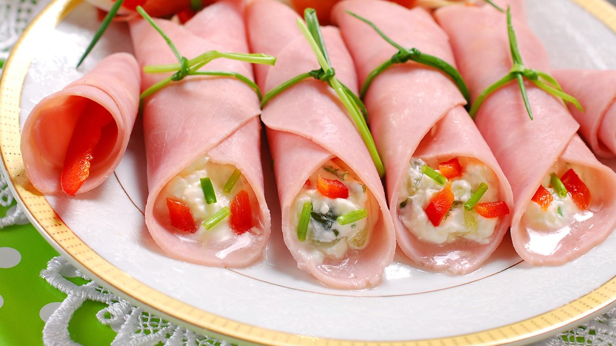 comerbeber's tweet photo. ¡Estos sabrosos rollitos rellenos de queso crema mezclado con verduras son el aperitivo perfecto para las fiestas! Simplemente enrolla un poco de jamón, queso crema mezcaldo con verduras y hortalizas picadas, y estarán listos para comer. Super fácil.
#ComidaLigera #aperitivo https://t.co/LHT9IwWuw1