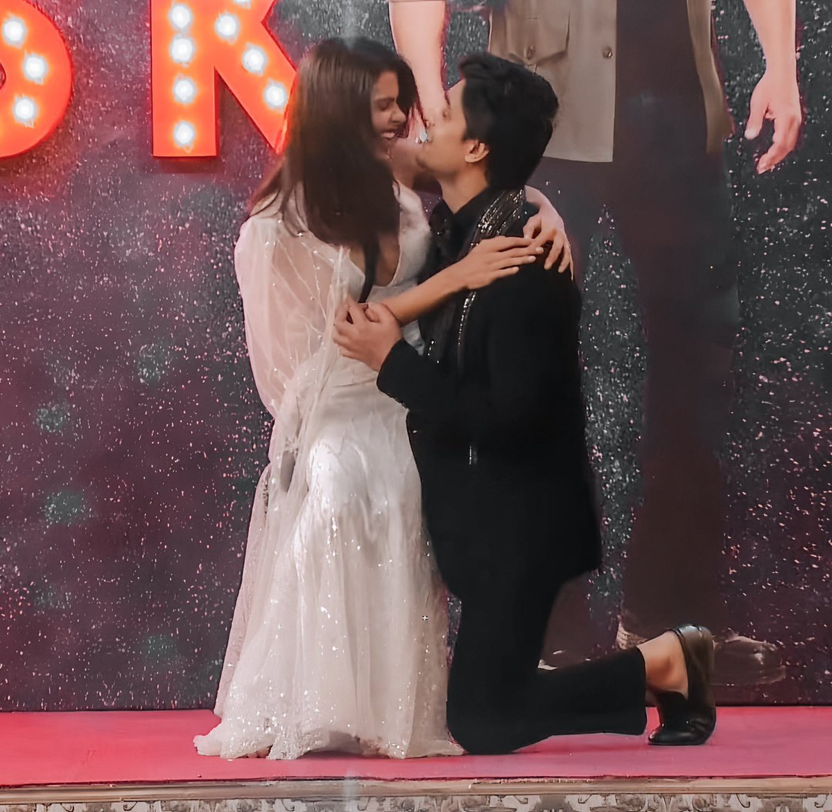 devil_nahyan's tweet photo. the kind of relationship that our #priyankit share is truly genuine does not keep changing its colors like others ..its Real gold which never rusts. their relationship is really solid and golden, it will be unbreakable. Not even Time can destroy its shine

JANTA KI JAAN PRIYANKA https://t.co/GDeyyLdfVa