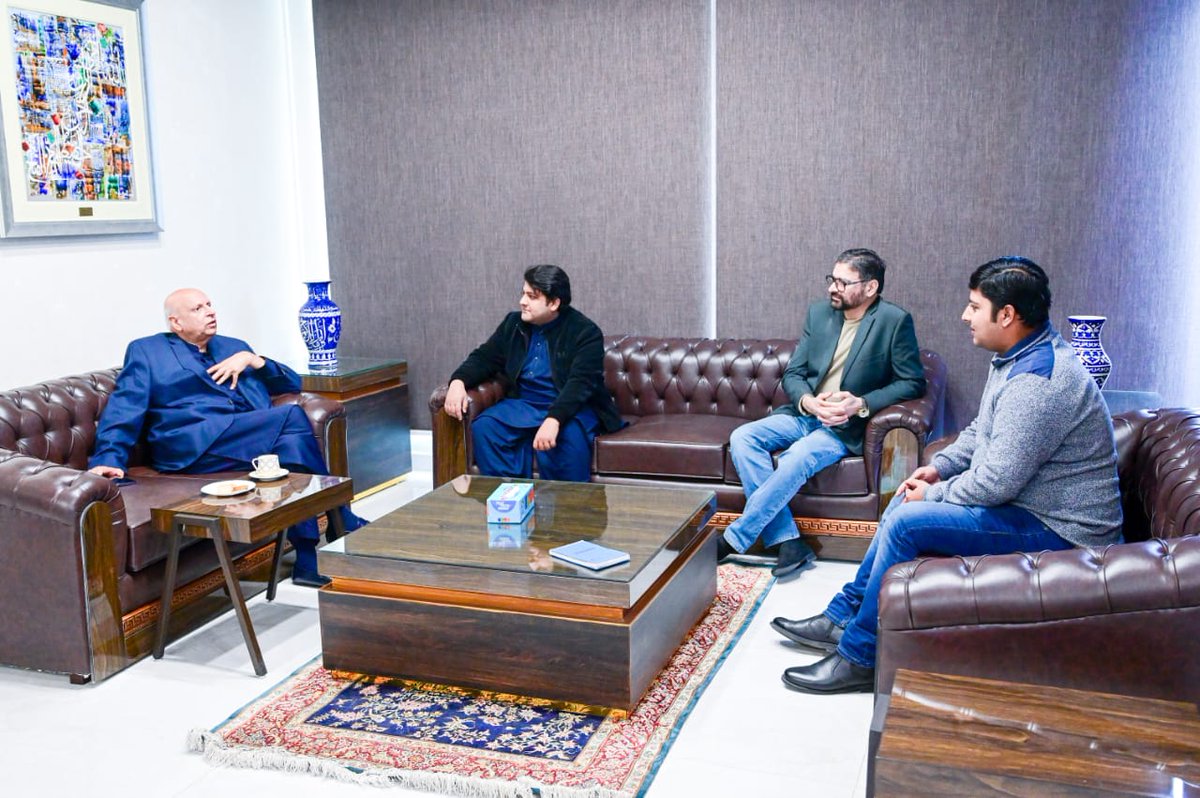 TeamSarwar's tweet photo. سابق گورنر پنجاب @ChMSarwar کی محمد طلحہ کی قیادت میں سوشل میڈیا کے وفد سے ملاقات https://t.co/JCeshc4uiF