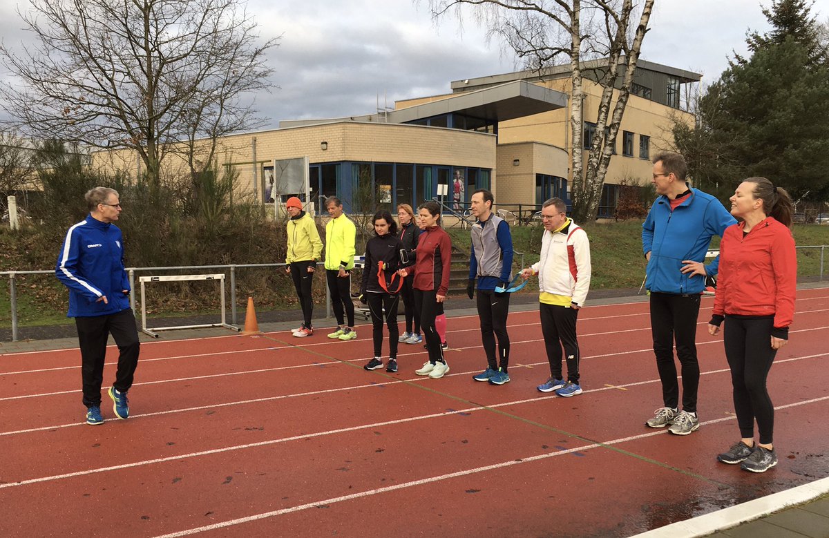<a href="/AVFitZeist/">AVFitZeist</a> leuke eerste training van het jaar voor <a href="/RunningBlind1/">Running Blind</a> in #Zeist! Foto’s van de warming up op de baan, slalommen om hindernissen en looptraining.
