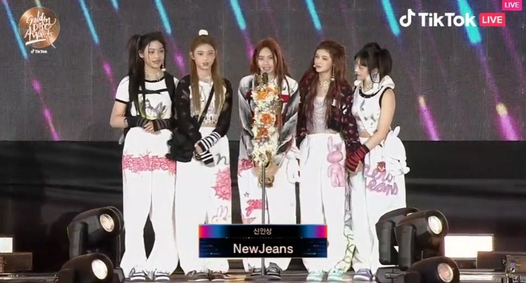 NewJeansCharts's tweet photo. Congratulations NewJeans for winning Rookie Artist Award at the 37th Golden Disc Awards! 🥳🤩

#NewJeansxGDA #NewJeans #뉴진스 @NewJeans_twt @NewJeans_ADOR https://t.co/L0Dmq2e73V