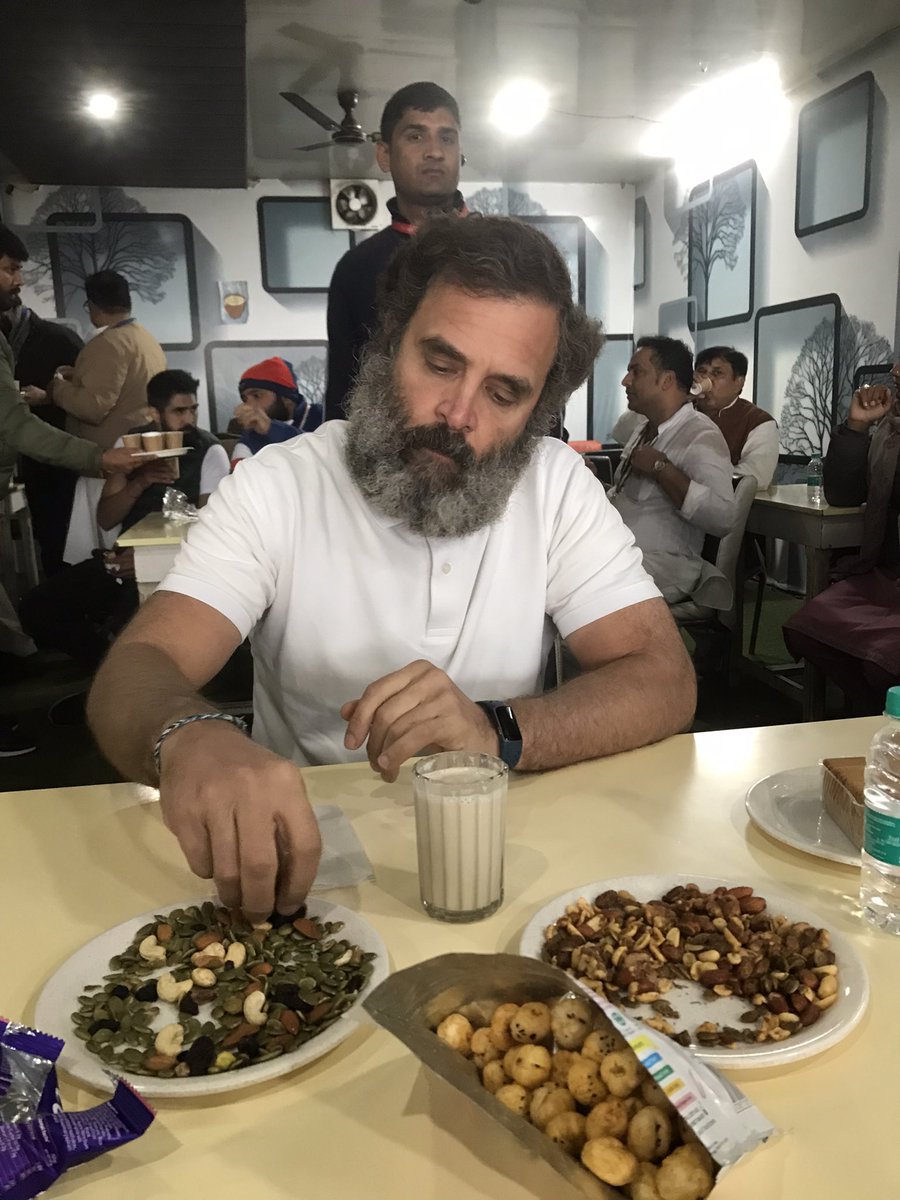 It was sheer coincidence: travelling to Punjab this morning, I crossed the Bharat Jodo Yatra. With some difficulty and a scuffle, I was able to meet Rahul Gandhi while he was eating at a dhaba a few kms from Karnal. We discussed politics, economics and India’s richest men.. 1/2