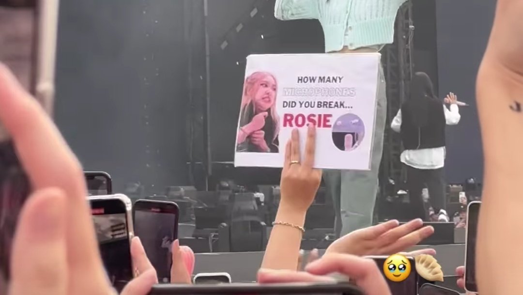 "How Many Microphones Did You Break Rosie?"

ROSÉ ZAP IN BANGKOK
#โรเซ่โปรดมาบิดเอวที่กรุงเทพของฉัน #ROSÉ