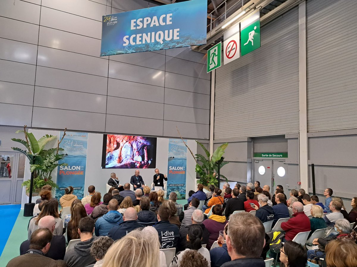 Le public était nombreux et captivé pour un beau moment de partage sur la <a href="/grotte_cosquer/">Cosquer Méditerranée</a> au Salon de la plongée avec Frédéric Di Meglio président de la <a href="/FFESSM_Off/">FFESSM</a> et Luc Vanrell! 🤿🐧
