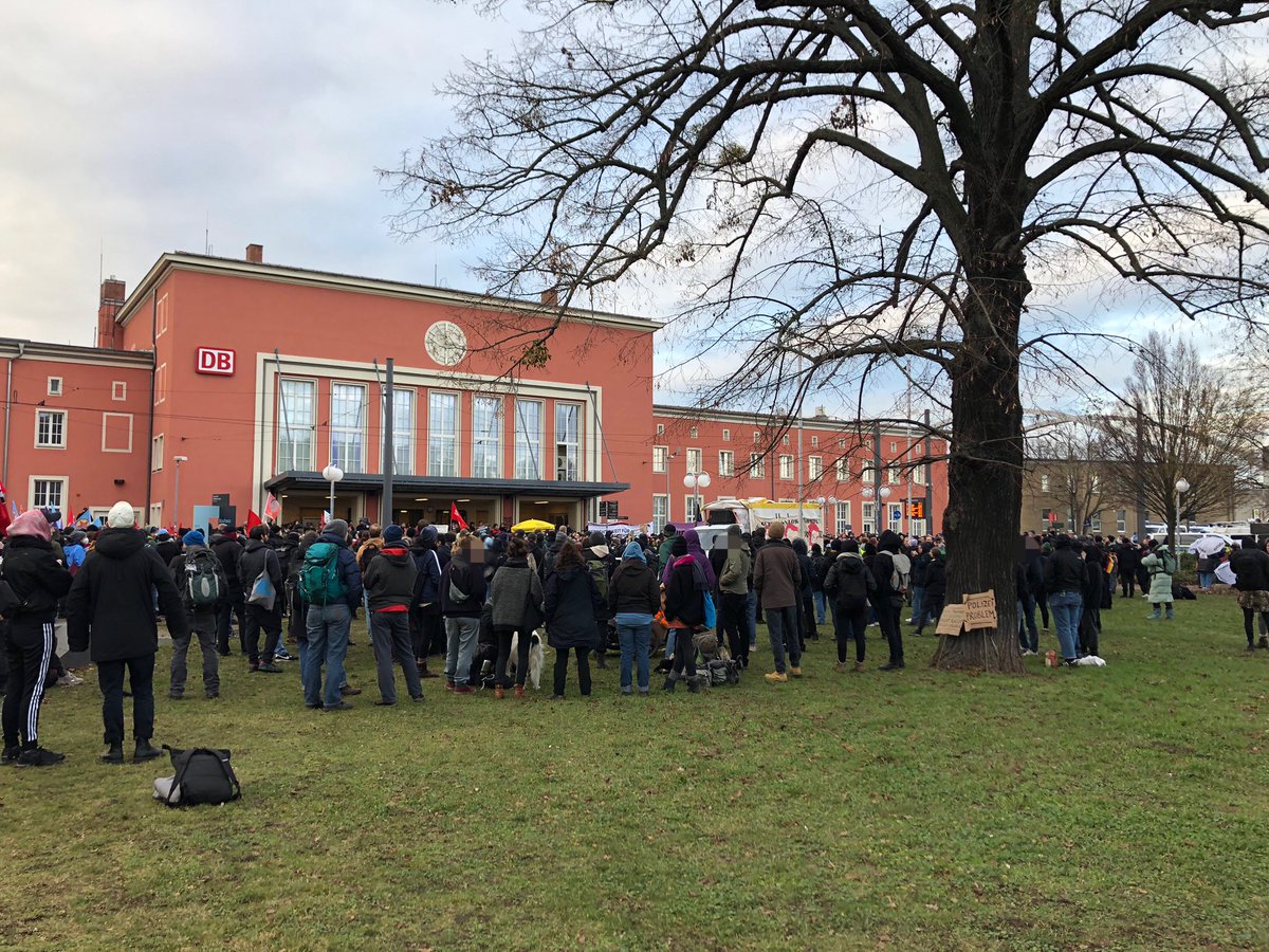 In #Dessau haben sich über 1500 versammelt um an #OuryJalloh zu Gedenken. #de0701