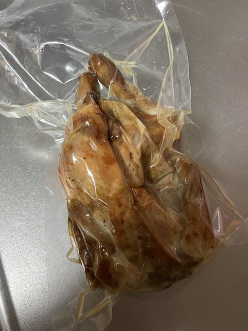 前々から気になってた、鳥の丸焼きを出すお店でやっすいのに丸一匹かよおかしくね?ってもりもり友達と食べたら
お店の人からお土産で鳥の丸焼き丸っともらってしまった…おかしくね? 