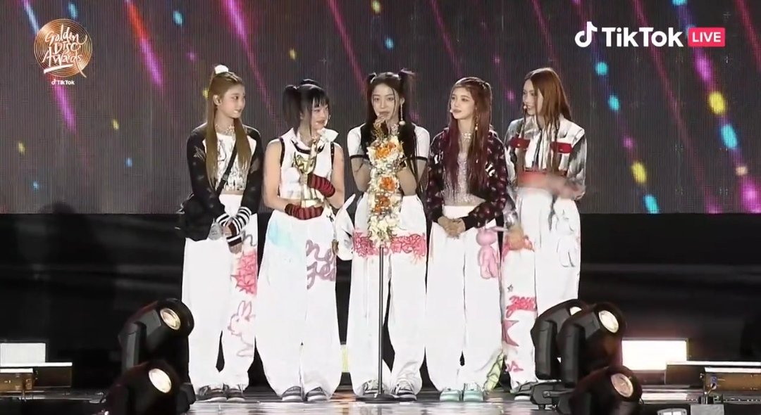 NewJeansCharts's tweet photo. Congratulations NewJeans for winning 'Best Digital Song (Bonsang)' at the 37th Golden Disc Awards! 🥳

#NewJeansxGDA #NewJeans #뉴진스 @NewJeans_twt @NewJeans_ADOR https://t.co/pED2xZdRaR