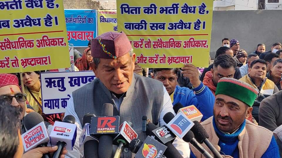 harishrawatcmuk's tweet photo. समय का चक��र सबका मूल्यांकन करता है, उनका भी मूल्यांकन करता है जो संयोगवश घटनाक्रम के हिस्सेदार होते हैं और उनका भी मूल्यांकन करता है जो ऐसी घटना के घटित होते समय मौन रहते हैं। हमारे राज्य के अंदर आज एक बहस है कि क्या राज्य बनने से लेकर 2022 तक #विधानसभा में की गई..1/2 https://t.co/A6SVKKNaku