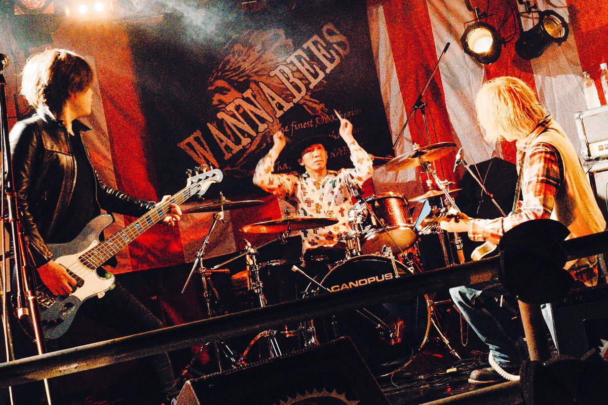 BackdropWANTZ's tweet photo. こんばんはバックドロップ専門店WANTZです!
昨日はつぶやき担当のリョウは自身のバンドのライブでした!
昔、X JAPANのhideさんの事務所よりデビューしたDEEPのVo鈴木晃二さんの新バンドです!
バックドロップ幕も勿論当店で制作致しました!! https://t.co/0wb4XuFk56