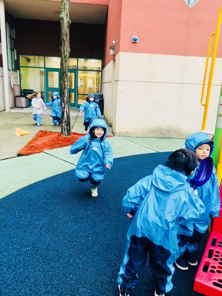 _MsStephanie_'s tweet photo. Having fun in the rain. @wnyecc https://t.co/SD2SAbRta2