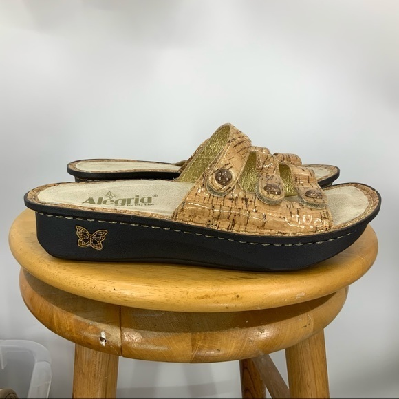 TarasFashions's tweet photo. So good I had to share! Check out all the items I'm loving on @Poshmarkapp from @debbiemalina1 #poshmark #fashion #style #shopmycloset #alegria #versacecollection: https://t.co/lBHRsZ9zRo https://t.co/4ce0rmEIzb