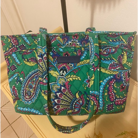 Victoriawoodso6's tweet photo. So good I had to share! Check out all the items I'm loving on @Poshmarkapp #poshmark #fashion #style #shopmycloset #ubfen #verabradley: https://t.co/PD1qugPtF2 https://t.co/9858FPuiPH