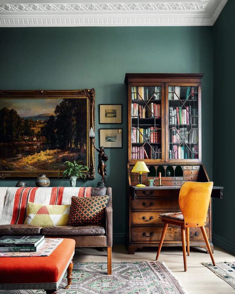 Modern design and colour using antique furniture, achieved so successfully by @brandon_schubert - here featured in @houseandgardenuk Photo @paul_massey 

_____

#interiordesign #antiquedecor #interiordesigninspiration #interiordecoration #antiqueinterior… instagr.am/p/CnHJmkVI-3B/