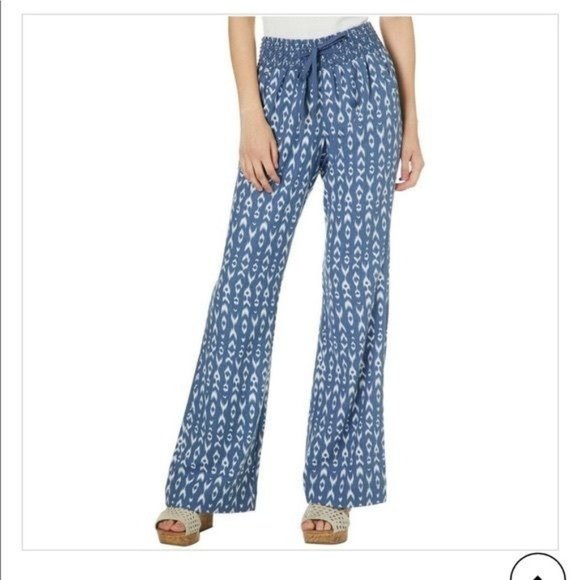 SandraGillett10's tweet photo. So good I had to share! Check out all the items I'm loving on @Poshmarkapp #poshmark #fashion #style #shopmycloset #nike #rewash #northerisles: https://t.co/oFZPXlIkny https://t.co/XsEOH9KSb2