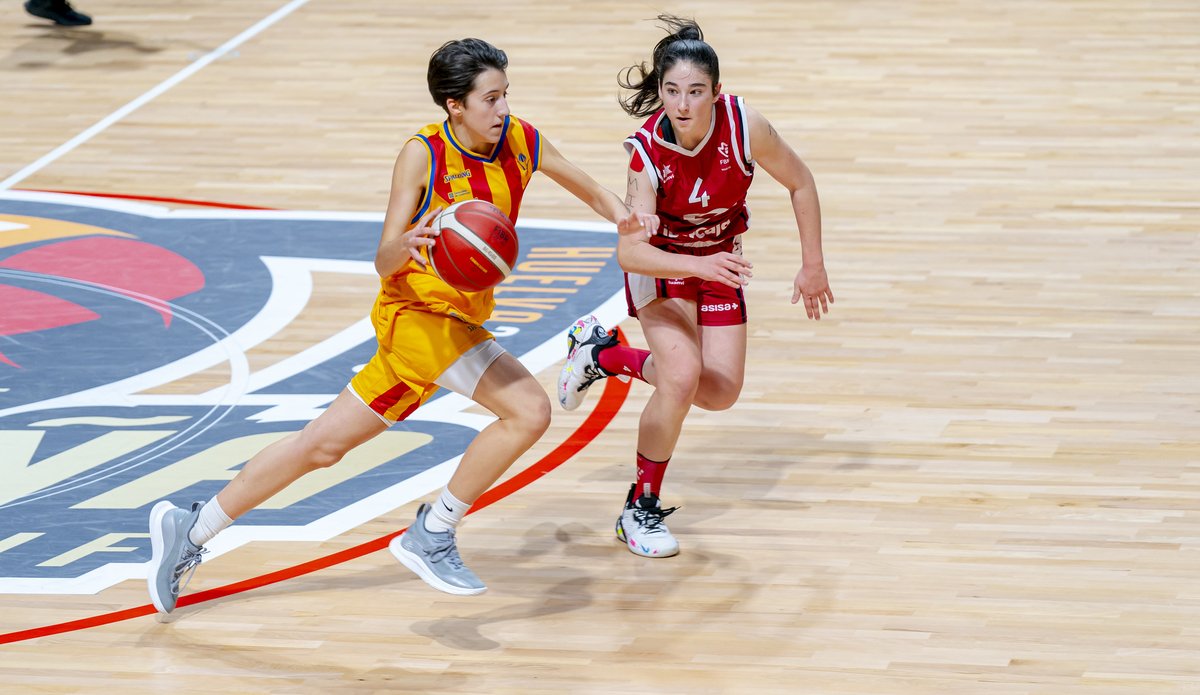 FCBQtecnic's tweet photo. SELECCIONS l 🏀 SUPERCAMPIONEEEEES!🥇🥇
La selecció cadet femenina assoleix el títol després d'una pròrroga d'autèntica bogeria i de màxima tensió on les madrilenyes han errat un tir sota el cèrcol al darrer segon. Biosca i el seu staff van sumant èxits
Catalunya-Madrid 79-77 https://t.co/h2SCwBBMKt