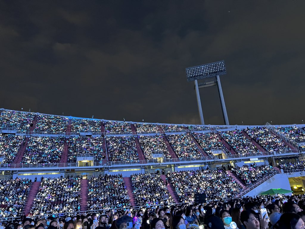 meowulf_'s tweet photo. im so proud of Treasure and Treasure Maker 🥺🤍 

look at the crowd , full with Teulight argh my heart 😭🤍💙

#GDAinBKK #GDA2023 #GDA2023TREASUREinTHAILAND #GDAปีนี้ขอถ้วยให้TREASURE # https://t.co/94tujAK5YO